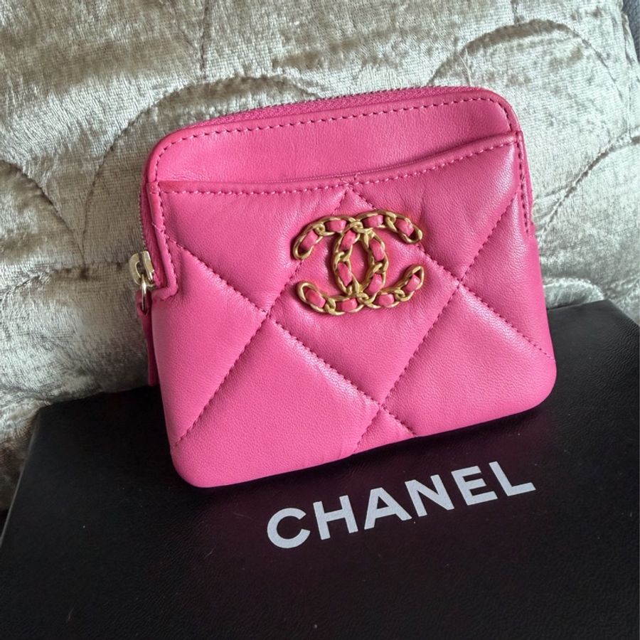 香奈兒 櫻花粉 芭比粉 零錢 吐司包 短夾 多用途錢包 卡包 chanel 19 pink Quilted Chanel 19 Zip Card Holder Wallet Pink-3