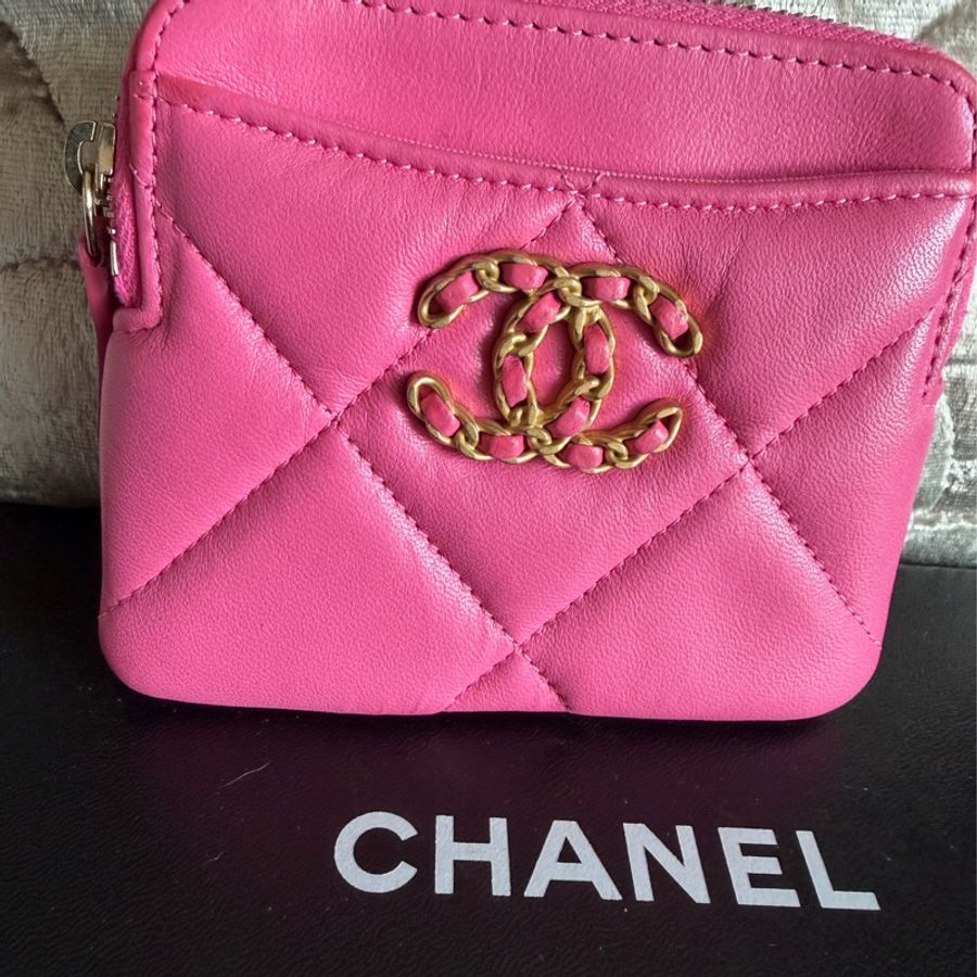 香奈兒 櫻花粉 芭比粉 零錢 吐司包 短夾 多用途錢包 卡包 chanel 19 pink Quilted Chanel 19 Zip Card Holder Wallet Pink-6