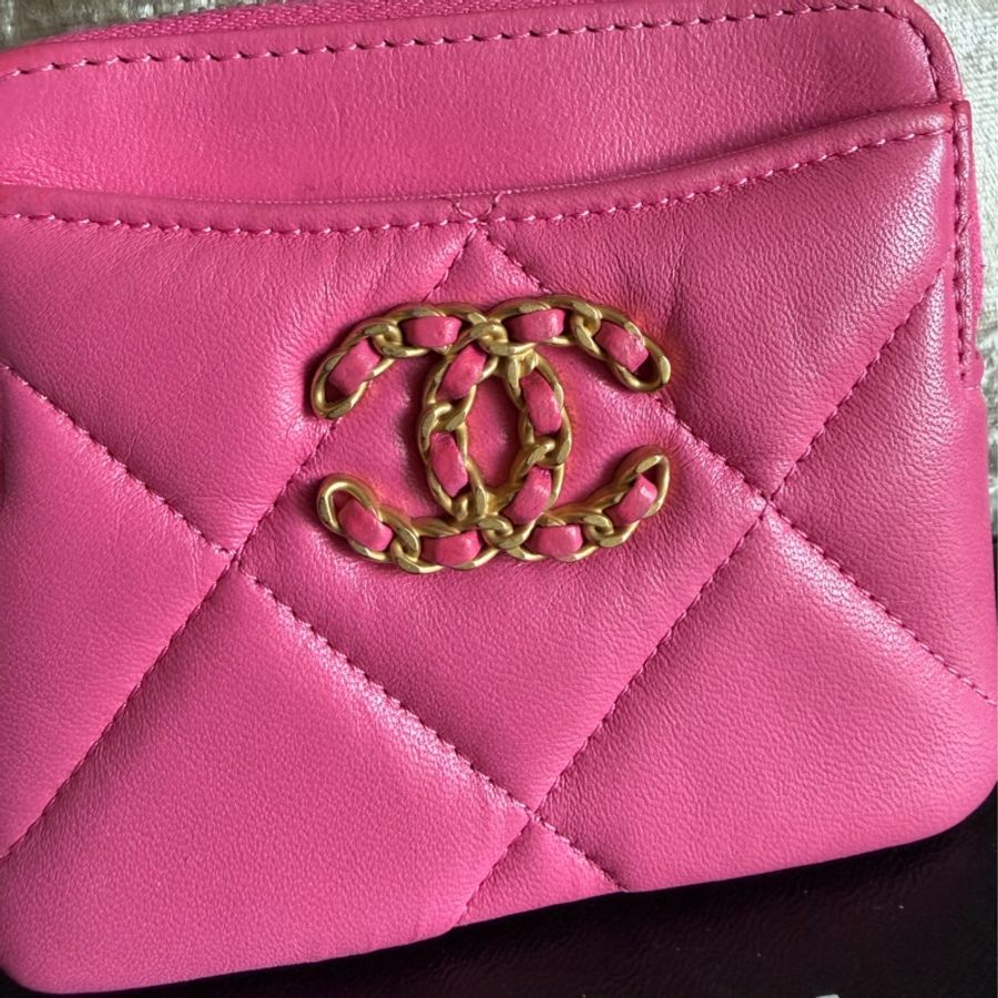 香奈兒 櫻花粉 芭比粉 零錢 吐司包 短夾 多用途錢包 卡包 chanel 19 pink Quilted Chanel 19 Zip Card Holder Wallet Pink-10
