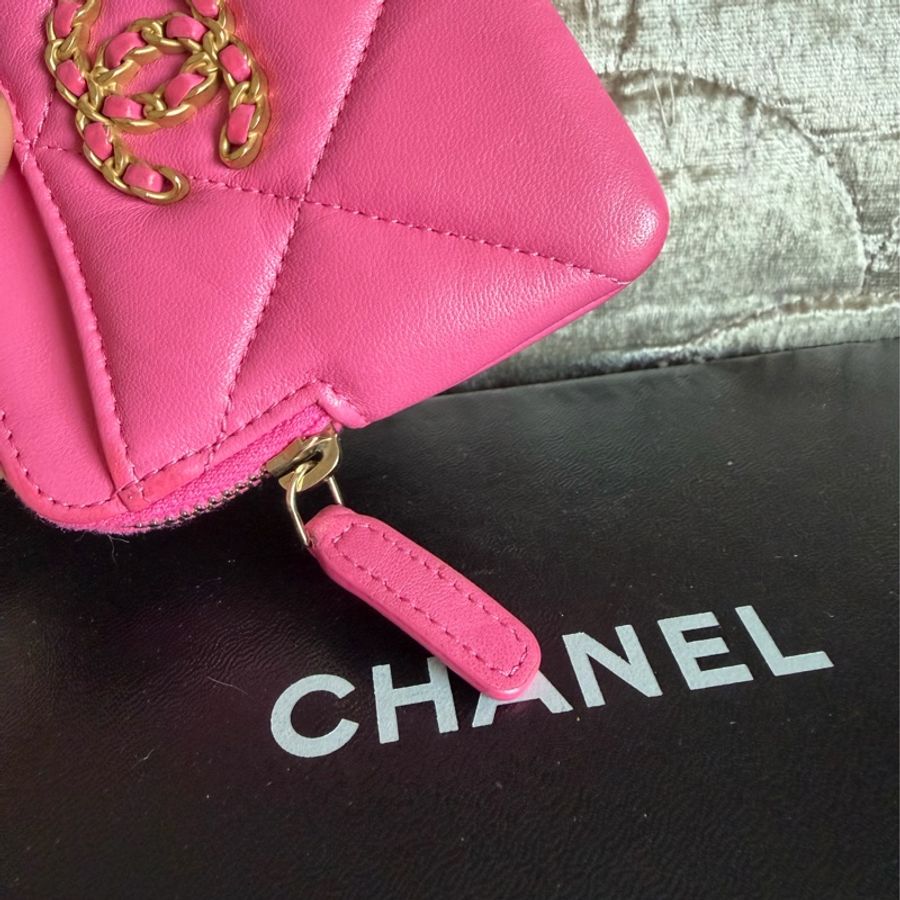 香奈兒 櫻花粉 芭比粉 零錢 吐司包 短夾 多用途錢包 卡包 chanel 19 pink Quilted Chanel 19 Zip Card Holder Wallet Pink-11