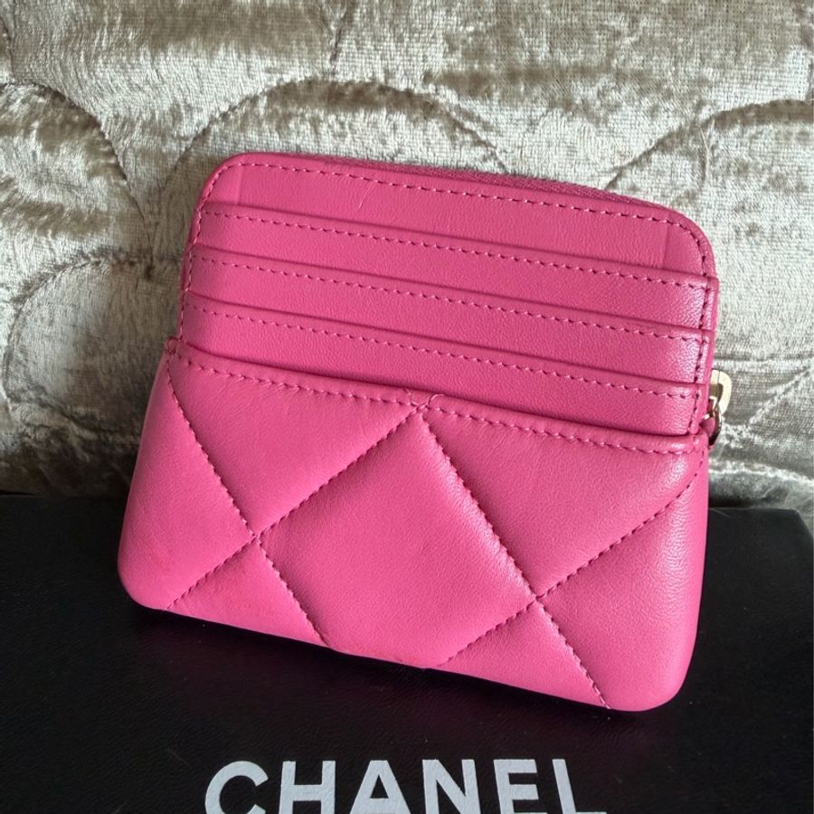 香奈兒 櫻花粉 芭比粉 零錢 吐司包 短夾 多用途錢包 卡包 chanel 19 pink Quilted Chanel 19 Zip Card Holder Wallet Pink-16