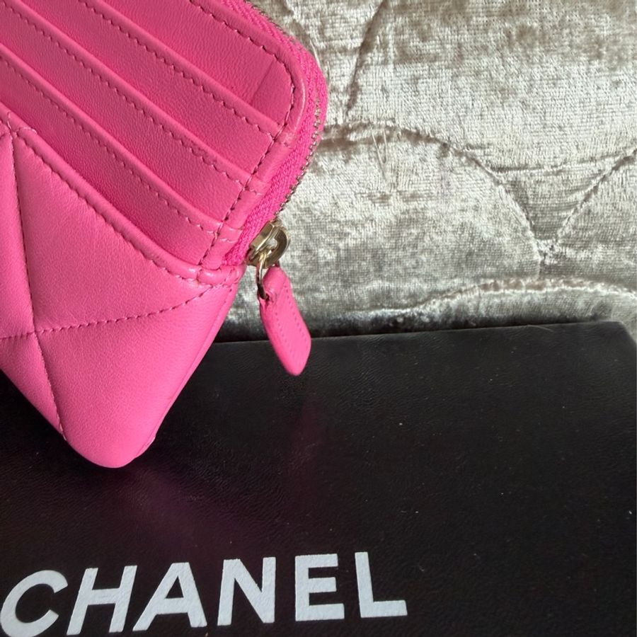香奈兒 櫻花粉 芭比粉 零錢 吐司包 短夾 多用途錢包 卡包 chanel 19 pink Quilted Chanel 19 Zip Card Holder Wallet Pink-17