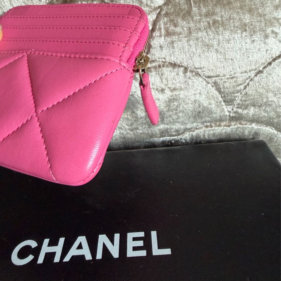 香奈兒 櫻花粉 芭比粉 零錢 吐司包 短夾 多用途錢包 卡包 chanel 19 pink Quilted Chanel 19 Zip Card Holder Wallet Pink-18