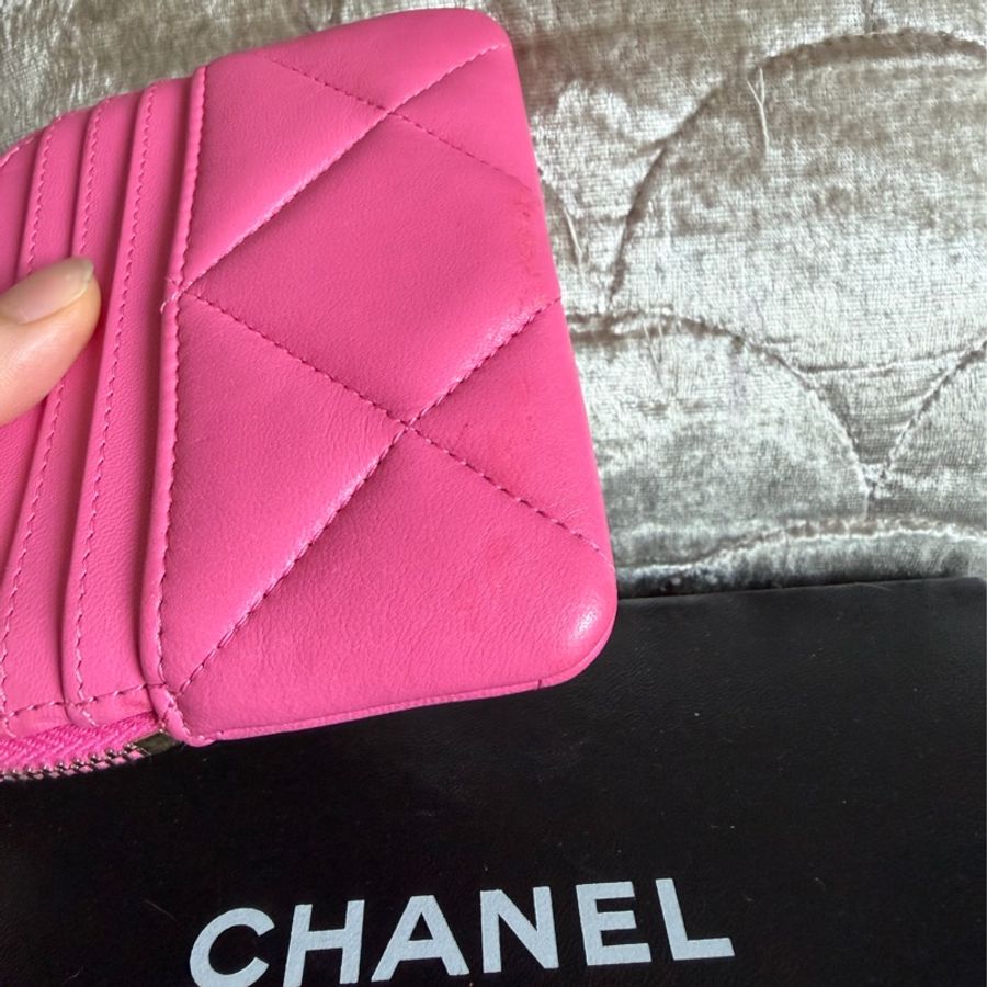 香奈兒 櫻花粉 芭比粉 零錢 吐司包 短夾 多用途錢包 卡包 chanel 19 pink Quilted Chanel 19 Zip Card Holder Wallet Pink-19