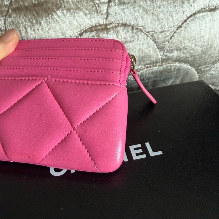 香奈兒 櫻花粉 芭比粉 零錢 吐司包 短夾 多用途錢包 卡包 chanel 19 pink Quilted Chanel 19 Zip Card Holder Wallet Pink-26