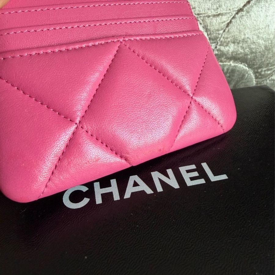 香奈兒 櫻花粉 芭比粉 零錢 吐司包 短夾 多用途錢包 卡包 chanel 19 pink Quilted Chanel 19 Zip Card Holder Wallet Pink-27