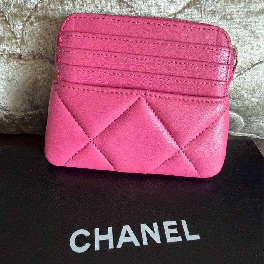 香奈兒 櫻花粉 芭比粉 零錢 吐司包 短夾 多用途錢包 卡包 chanel 19 pink Quilted Chanel 19 Zip Card Holder Wallet Pink-28