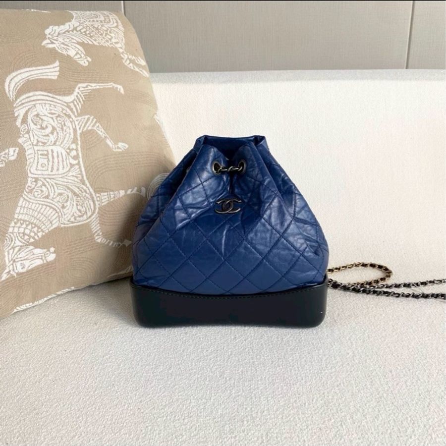 全網最低價😍率性絕美款🦋Chanel香奈兒復古海軍藍拼黑Gabrielle束口流浪包水桶包雙肩包手提包-13
