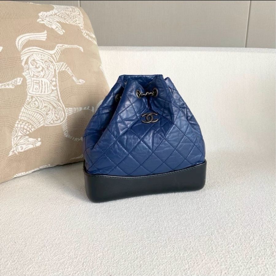 全網最低價😍率性絕美款🦋Chanel香奈兒復古海軍藍拼黑Gabrielle束口流浪包水桶包雙肩包手提包-17