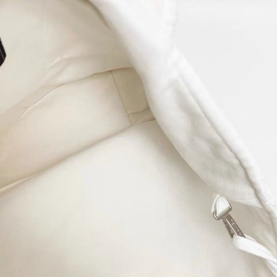 Chanel 黑白毛巾沙灘托特包 採用柔軟毛巾布，黑白配色+經典雙C Logo 37*39*20 99新配件塵袋-7