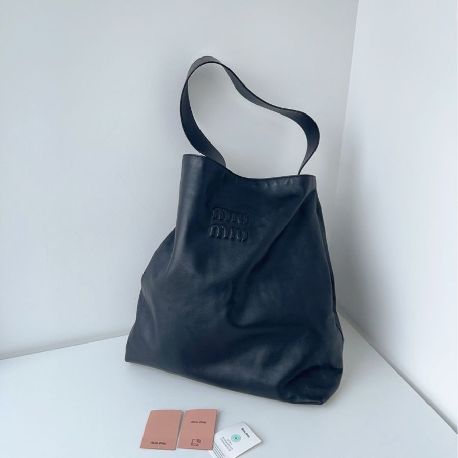 ✨MiuMiu｜新款soblack全黑全皮Hobo大托特｜浮雕logo大型百寶袋｜99新芯片款-1