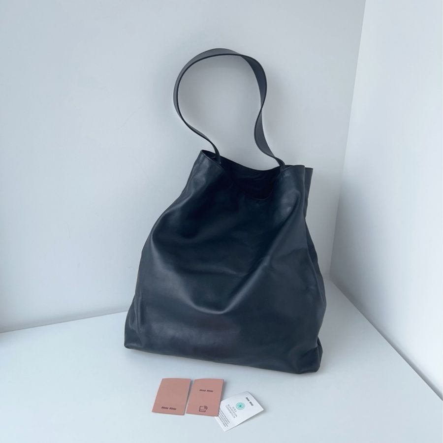 ✨MiuMiu｜新款soblack全黑全皮Hobo大托特｜浮雕logo大型百寶袋｜99新芯片款-2
