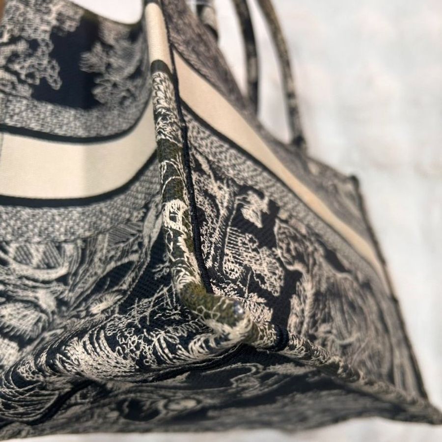 Dior 經典BOOK TOTE系列動物主題圖案 刺繡帆布手提托特包-3