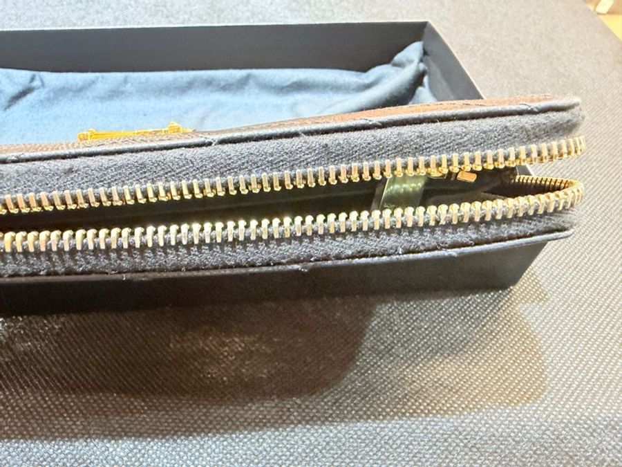 YSL黑魚子醬牛皮金釦ㄇ拉夾-12