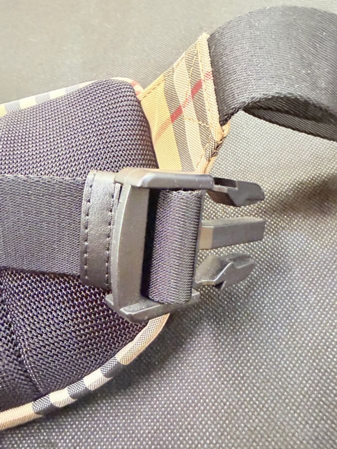 Burberry經典格紋帆布小腰包-11