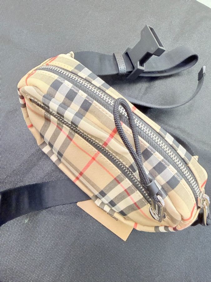 Burberry經典格紋帆布小腰包-14