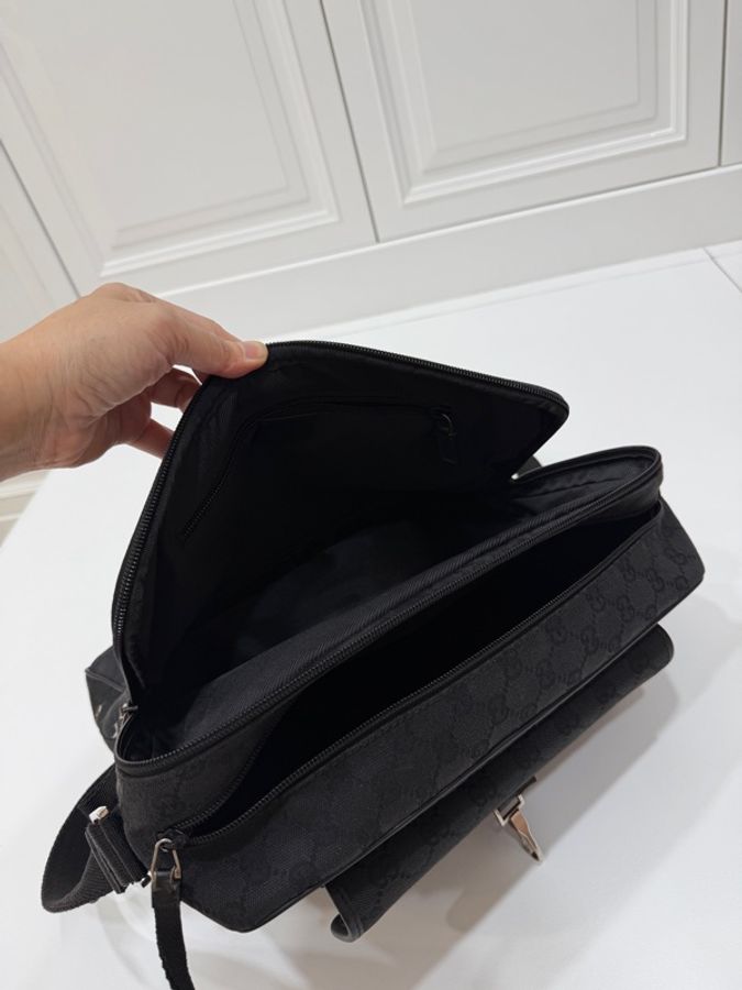 GUCCI 黑色 緹花 銀釦 郵差包 斜背包 電腦包 肩背包-17