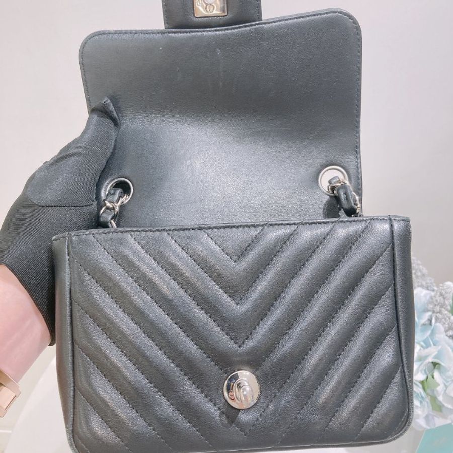 TW4878	Chanel 香奈兒方胖子翻蓋式鍊帶包包 Classic Mini Square Flap Bag Chevron Lambskin Black x PHW-29