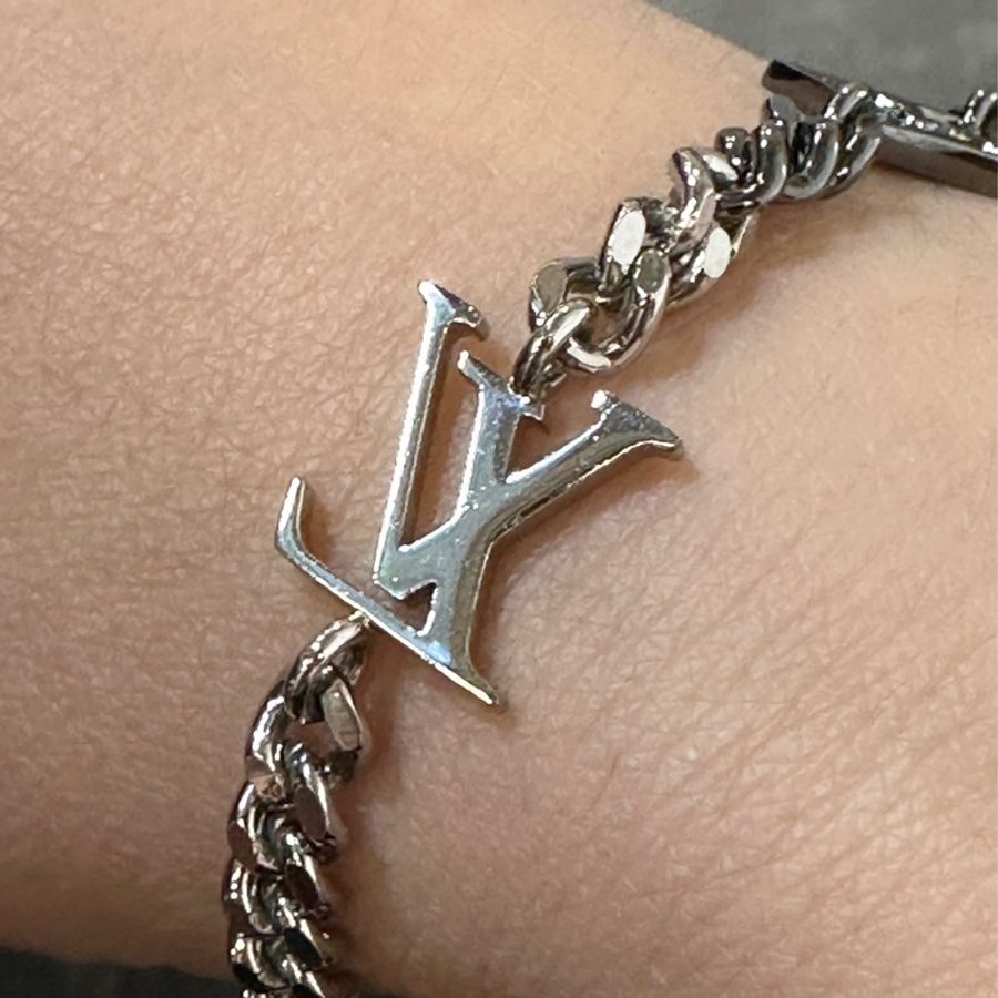 Lv 銀色金屬 LV logo花卉圖案吊飾手鍊M00508-3
