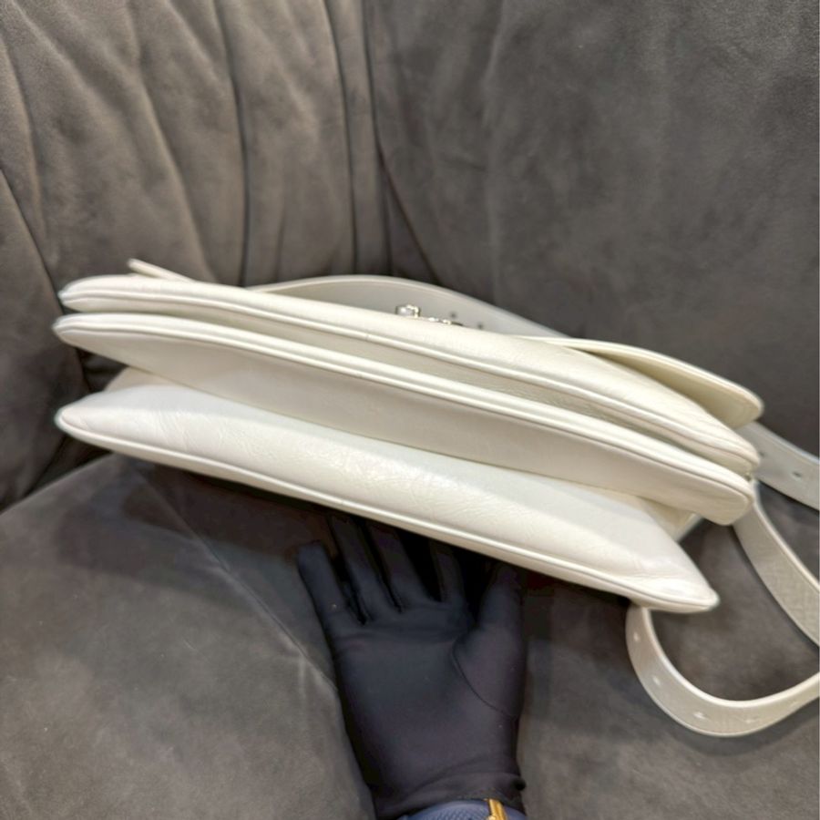 Balenciaga巴黎世家BB系列Soft Flap白銀牛皮翻蓋郵差包/腋下包-11