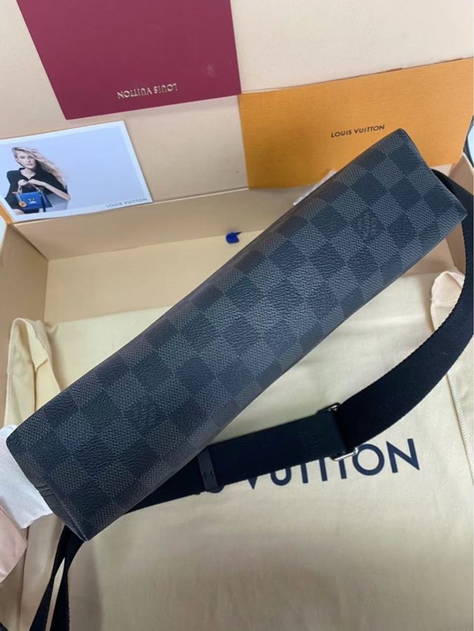 99新 父親節禮物🎁推薦LV 路易威登 黑棋盤格mick郵差包 男款斜挎包 經典百搭款 五金膜在 芯片款-14