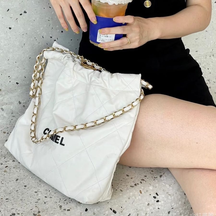 CHANEL香奈兒22Bag白色金釦黑字母垃圾袋小號芯片款-8