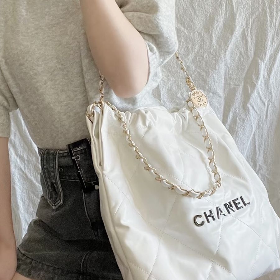 CHANEL香奈兒22Bag白色金釦黑字母垃圾袋小號芯片款-26