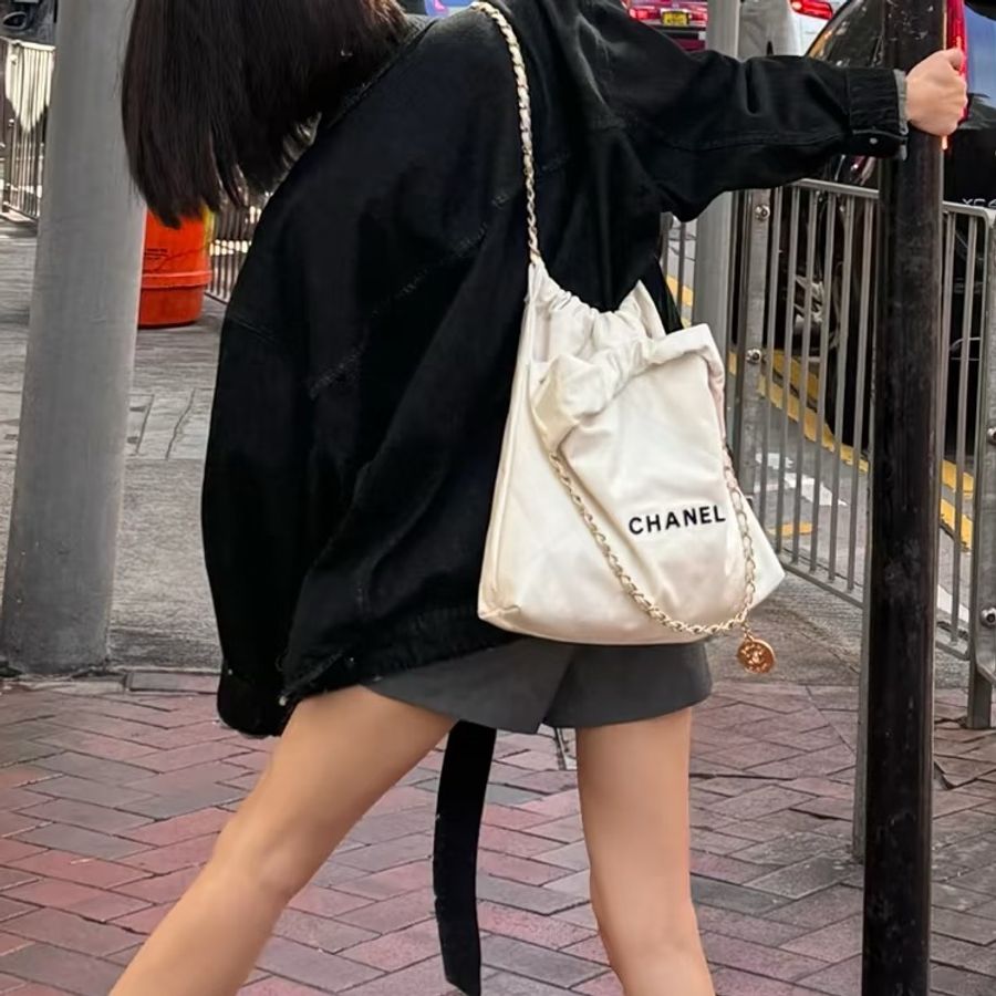 CHANEL香奈兒22Bag白色金釦黑字母垃圾袋小號芯片款-31