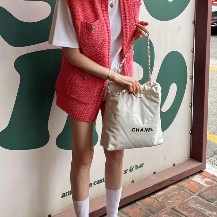 CHANEL香奈兒22Bag白色金釦黑字母垃圾袋小號芯片款-33