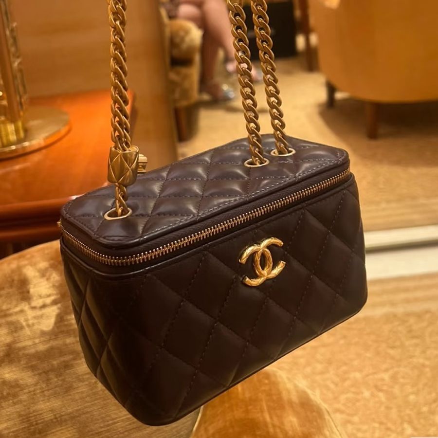 CHANEL香奈兒經典菱格紋咖啡金釦調節長盒子化粧包-0