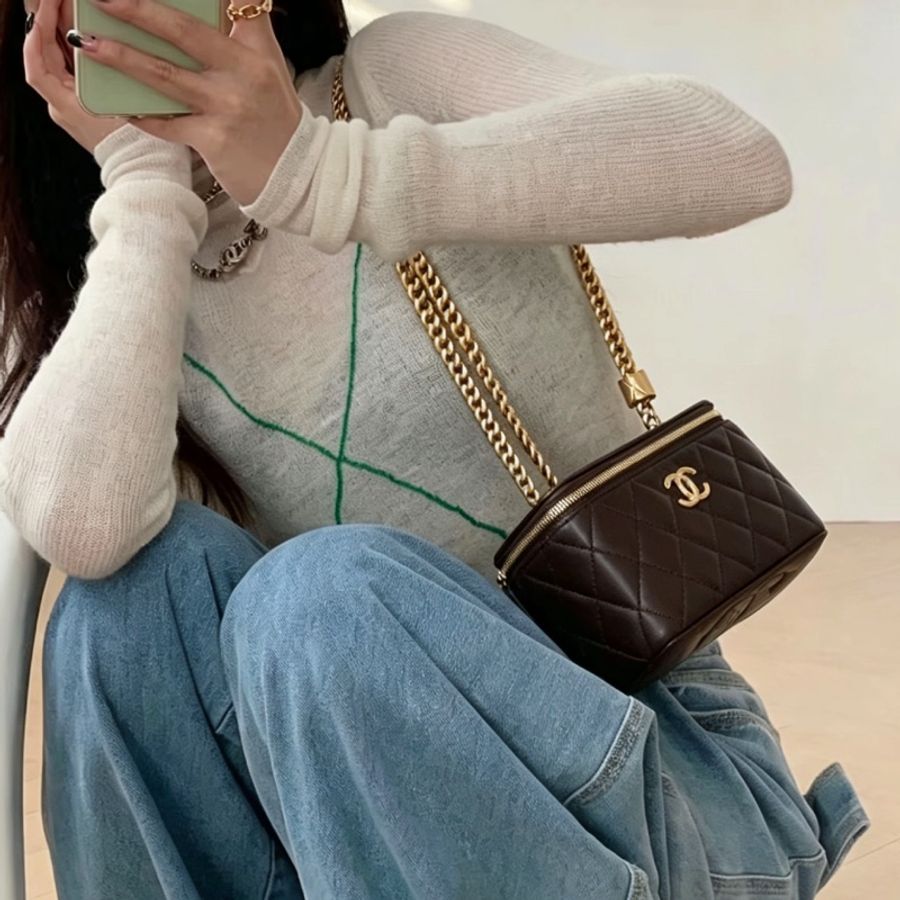 CHANEL香奈兒經典菱格紋咖啡金釦調節長盒子化粧包-3