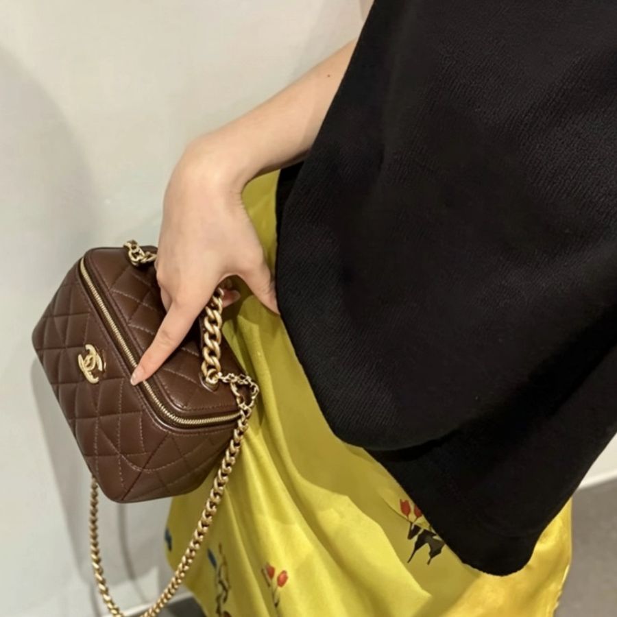 CHANEL香奈兒經典菱格紋咖啡金釦調節長盒子化粧包-4