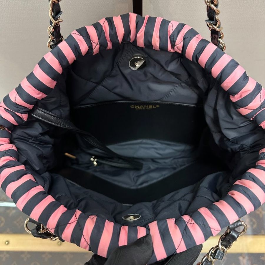CHANEL/香奈兒黑粉條紋金扣coco beach秀款手提tote包-5
