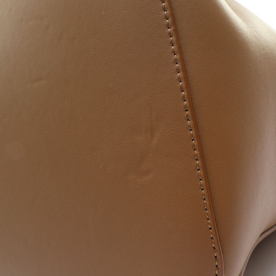棕色牛皮 Medium Pebble bucket in smooth 肩背包【LOEWE 羅威】 AANBBBWX01-11