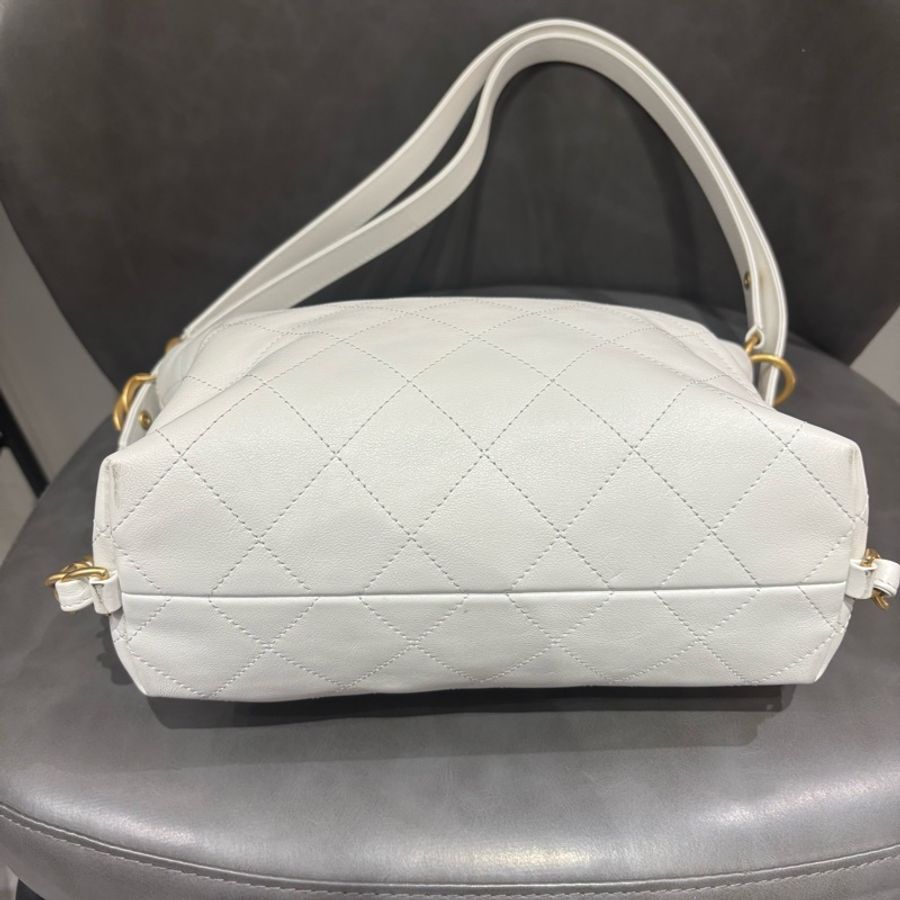 Chanel 25S 白色金釦hobo包-4