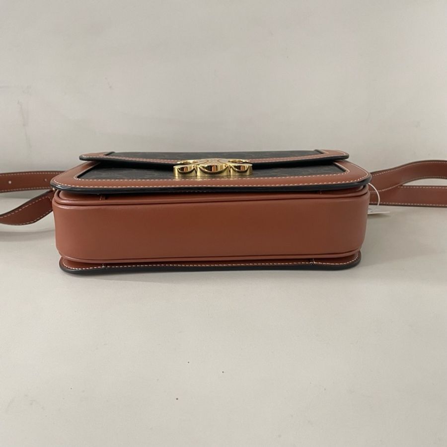 99新✨CELINE/賽琳 Triomphe 金色鎖扣凱旋門老花印花單肩斜挎包 21年編碼 可調節肩帶 附件：塵袋-6
