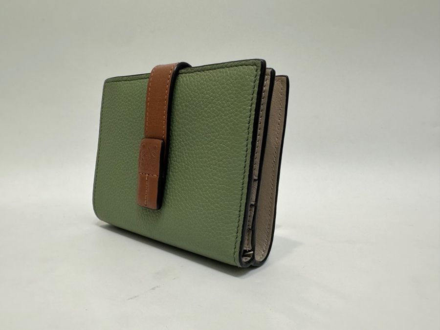 Loewe 牛油果綠8卡ㄇ拉零錢袋對釦短夾-2