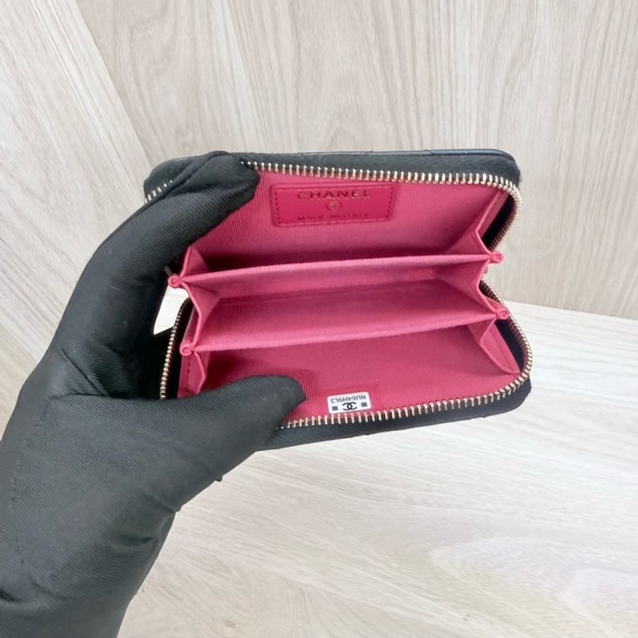 Chanel 黑金羊皮愛心琺瑯釦ㄇ拉卡包-5