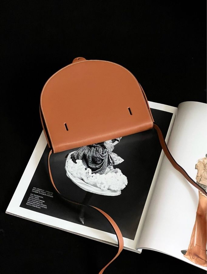 【實用小包✨低調有品味🧡】Loewe羅意威  經典Heel大號包馬蹄包 焦糖色-3