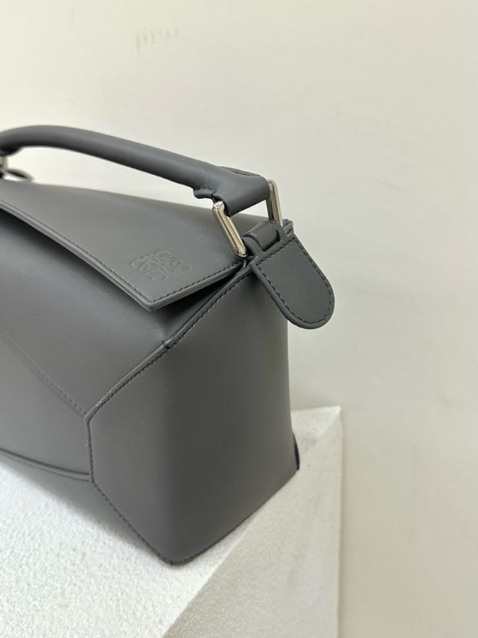 全新LOEWE Anagram Puzzle 幾何線條設計 小牛皮 手提包 小號 small 深灰色-1
