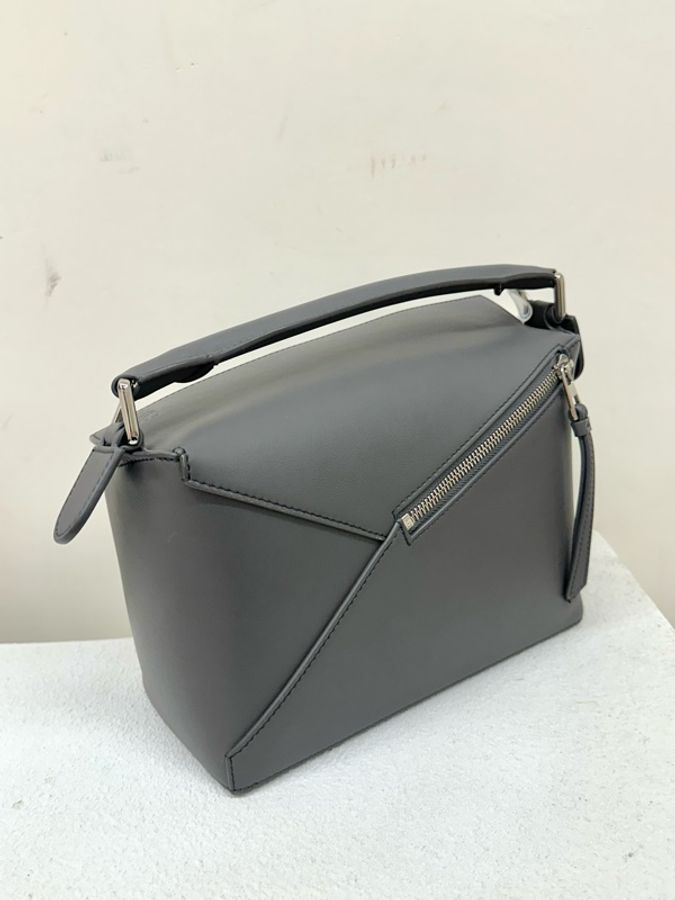 全新LOEWE Anagram Puzzle 幾何線條設計 小牛皮 手提包 小號 small 深灰色-3