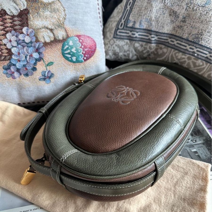 羅意威 博物館系列 蛋蛋包 綠色 啡色 皮革 斜背包 側背包  學院風 中古包包 側肩包 水桶包 復古包 古董包 復古風  腋下包  經典款 手袋  斜挎包 孭背包 單肩包古董包 斜背包vintage loewe green bag-8