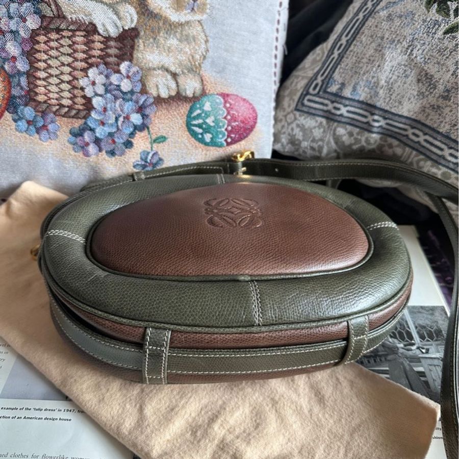 羅意威 博物館系列 蛋蛋包 綠色 啡色 皮革 斜背包 側背包  學院風 中古包包 側肩包 水桶包 復古包 古董包 復古風  腋下包  經典款 手袋  斜挎包 孭背包 單肩包古董包 斜背包vintage loewe green bag-9
