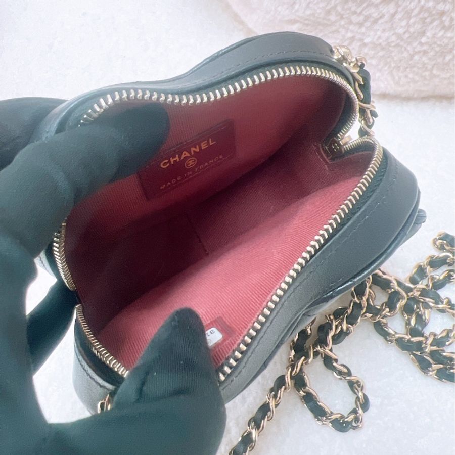 Chanel 黑金愛心包-11