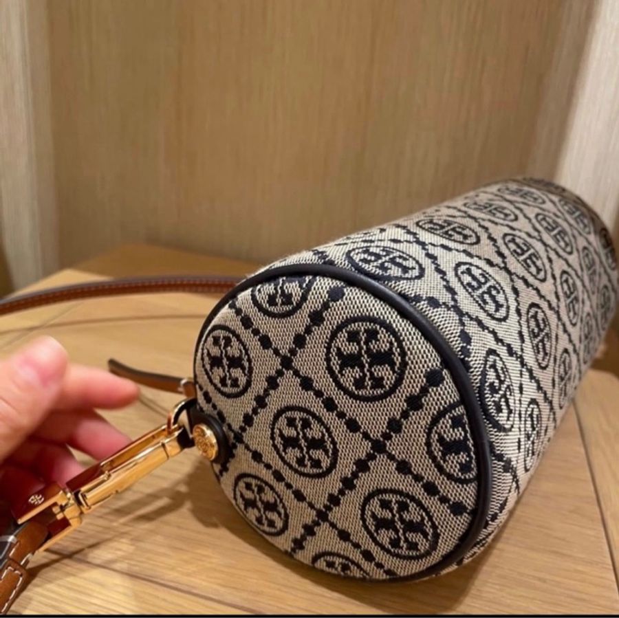 Tory Burch T MONOGRAM CYLINDER BAG深藍老花色滾筒包-4