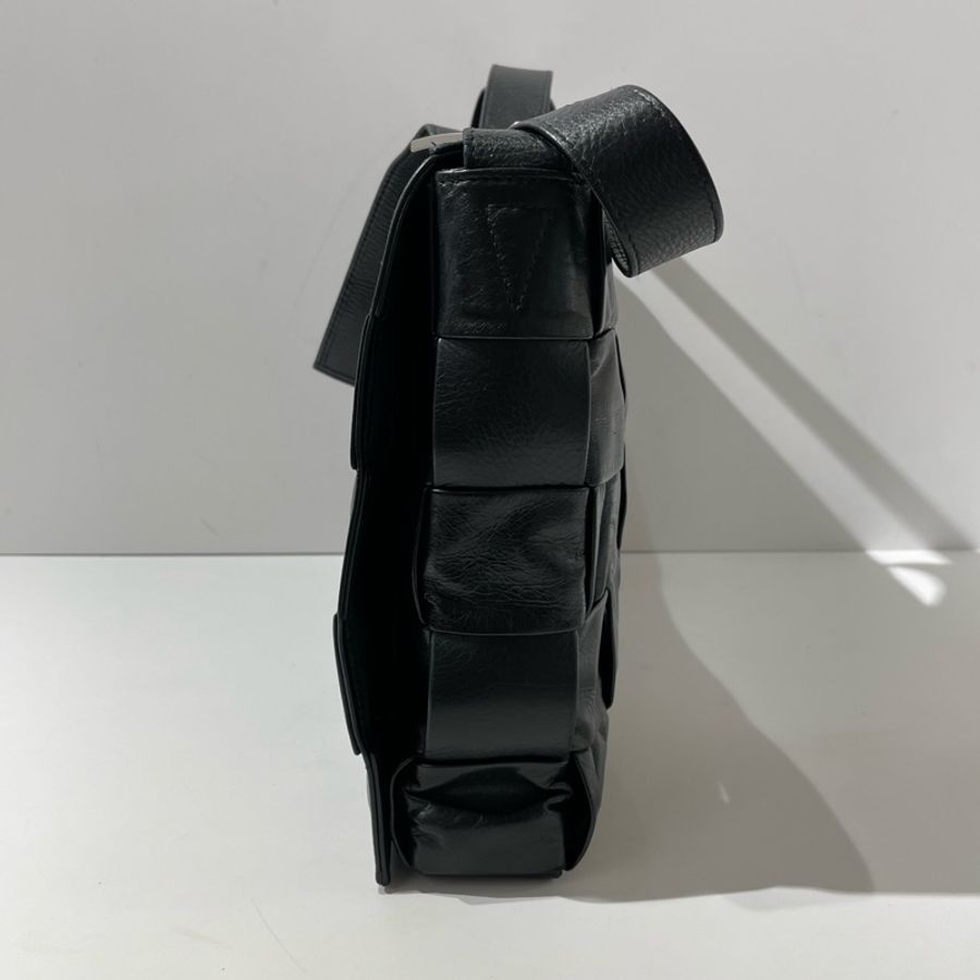 BV葆蝶家cassette編織格 紙感牛皮黑銀三角標 四十格 斜挎包 36*4*24cm-3