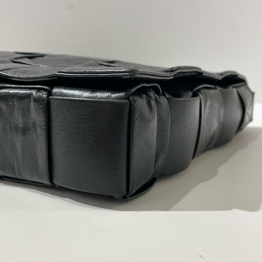 BV葆蝶家cassette編織格 紙感牛皮黑銀三角標 四十格 斜挎包 36*4*24cm-7