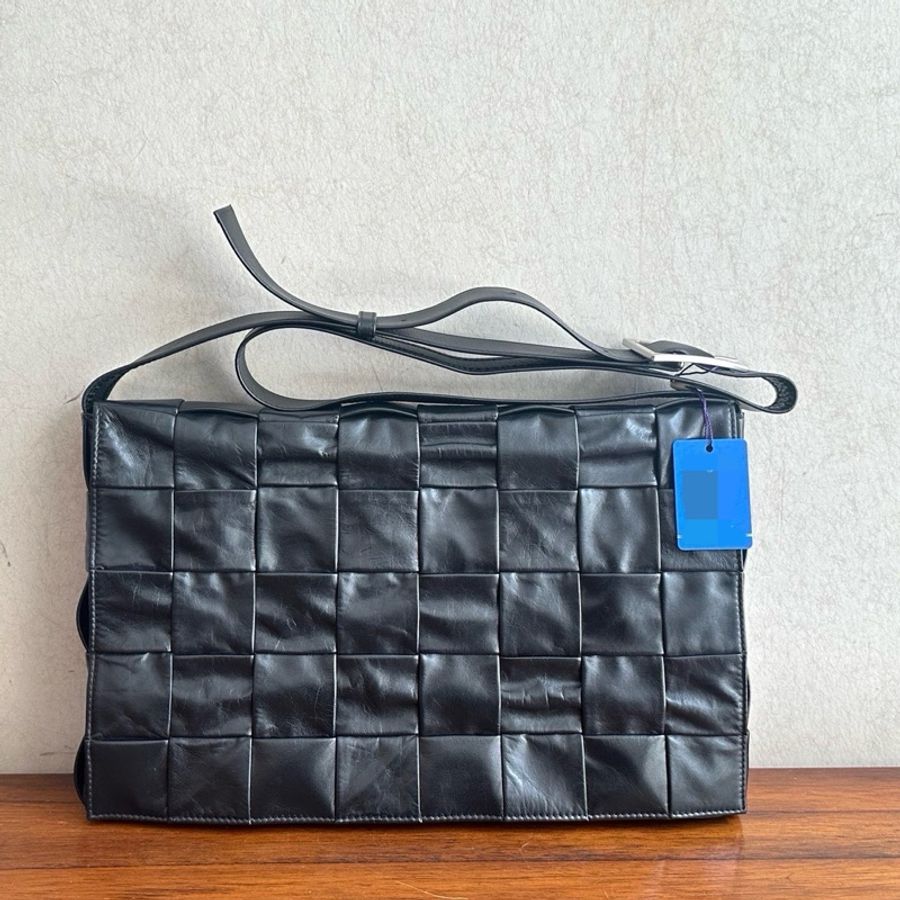 BV葆蝶家cassette編織格 紙感牛皮黑銀三角標 四十格 斜挎包 36*5*22cm-0
