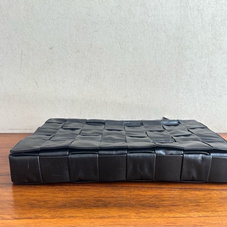 BV葆蝶家cassette編織格 紙感牛皮黑銀三角標 四十格 斜挎包 36*5*22cm-1