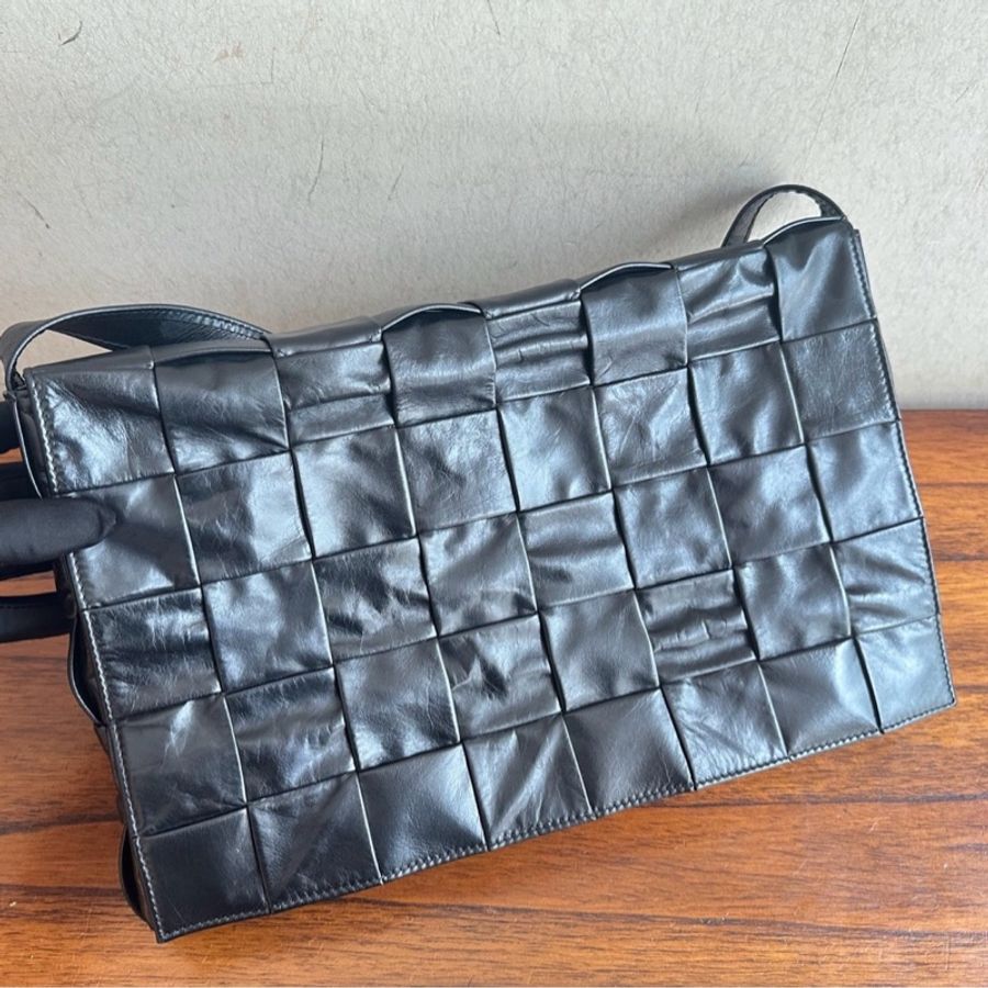 BV葆蝶家cassette編織格 紙感牛皮黑銀三角標 四十格 斜挎包 36*5*22cm-2
